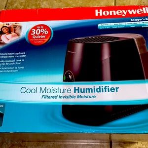 Honeywell cool moisture humidifier. New never removed from box.